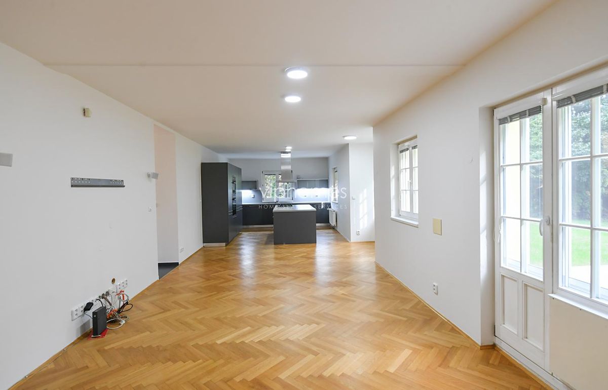 Pronájem vily 302 m², pozemek 737 m² – fotografie 3