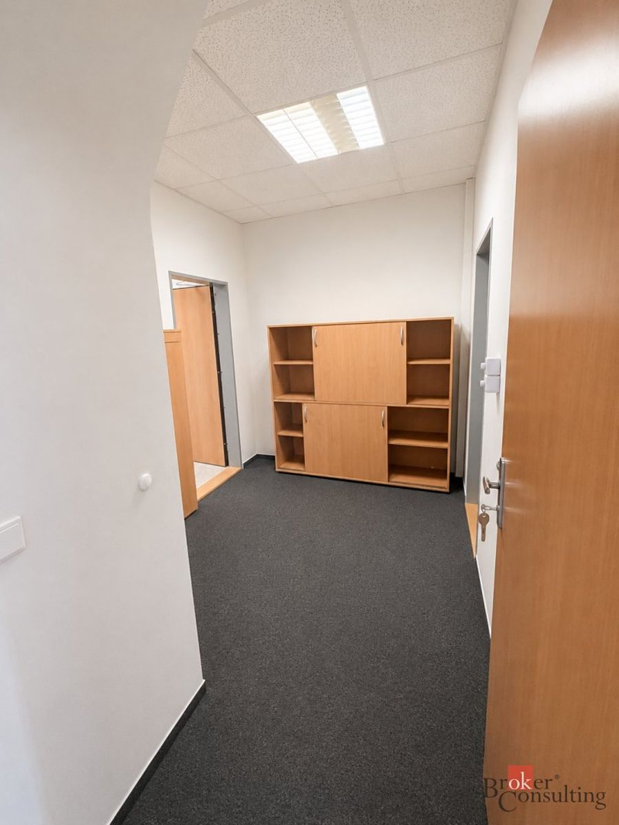 Pronájem kanceláře 180 m² – fotografie 2