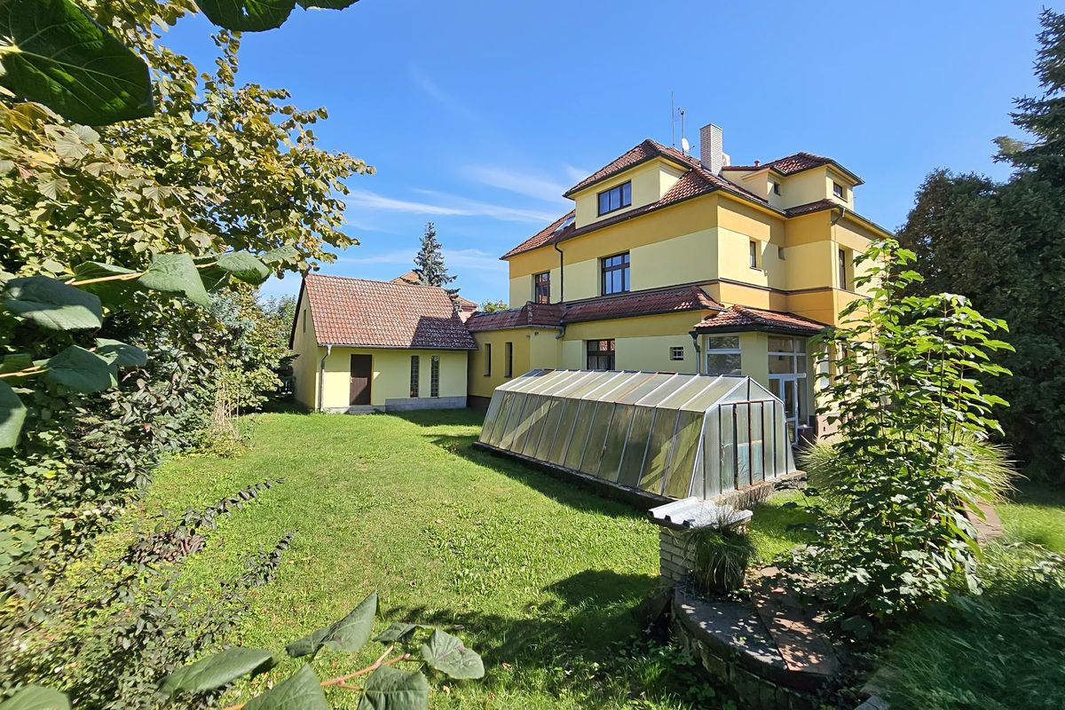 Prodej rodinného domu 418 m², pozemek 1052 m² – fotografie 3