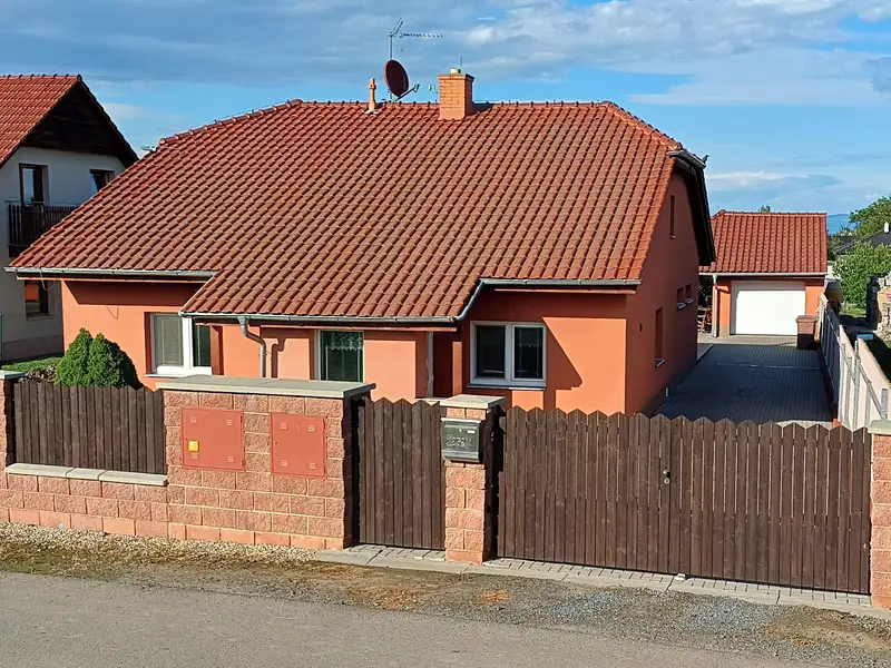 Prodej rodinného domu 131 m², pozemek 1061 m², Cholina – náhled fotky 1