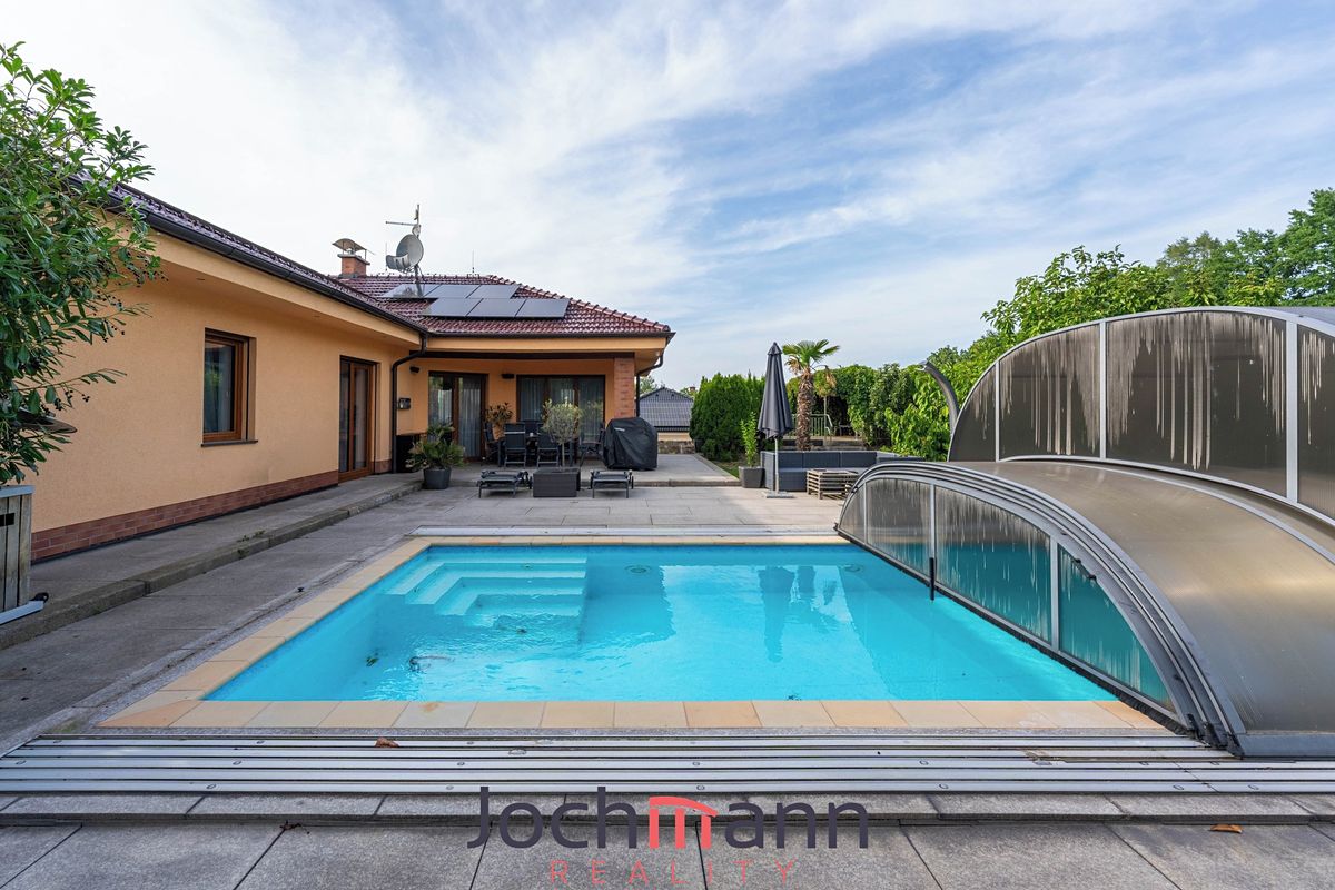 Prodej rodinného domu 274 m², pozemek 1138 m² – fotografie 2