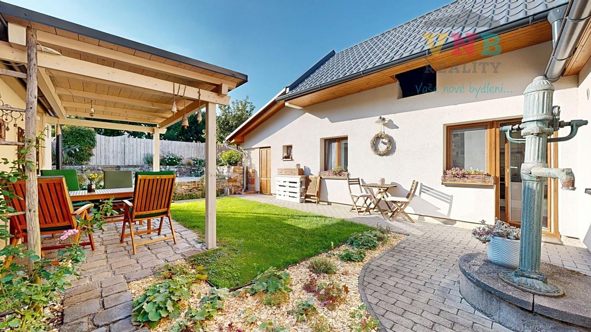 Prodej rodinného domu 250 m², pozemek 591 m² – fotografie 3