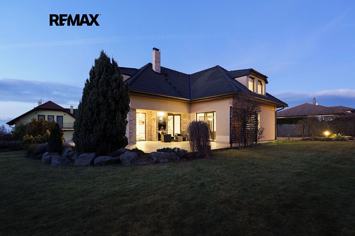 Prodej rodinného domu 260 m², pozemek 933 m² – fotografie 2