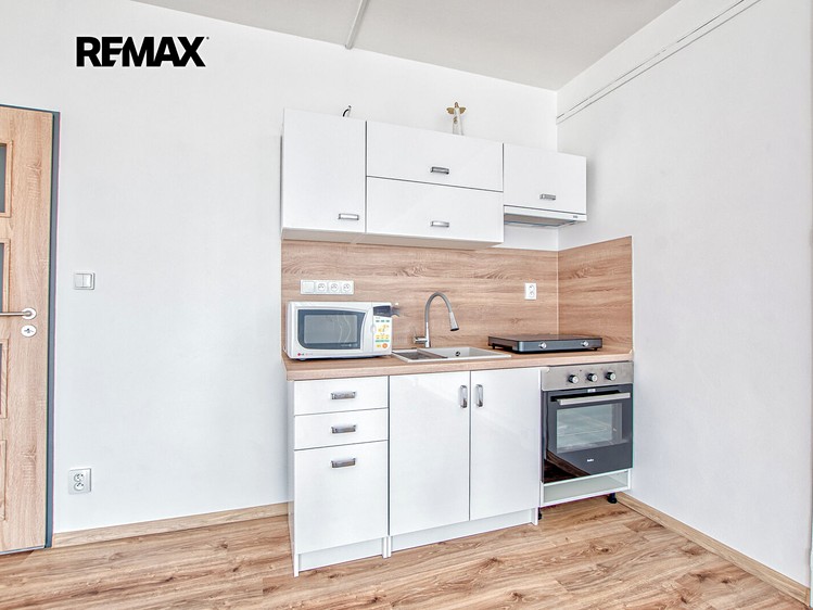 Pronájem bytu 1+kk, 32 m² (3 z 12)