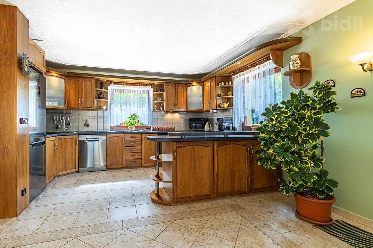 Prodej rodinného domu 221 m², pozemek 647 m² – fotografie 4