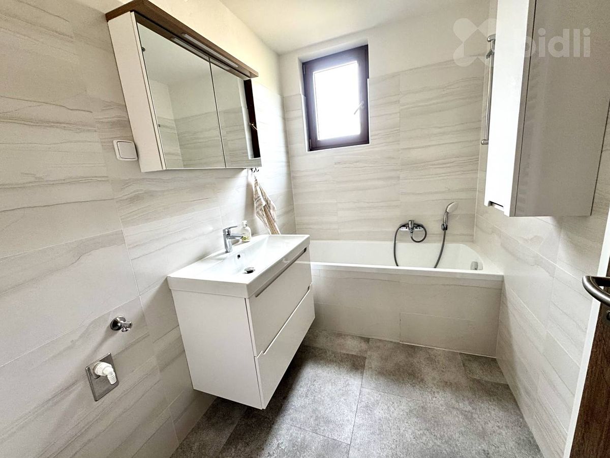 Pronájem rodinného domu 180 m², pozemek 486 m² – fotografie 3