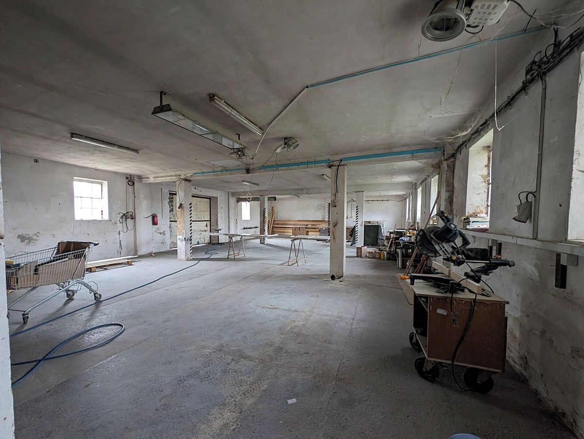 Prodej výrobní haly, prostoru 1900 m²