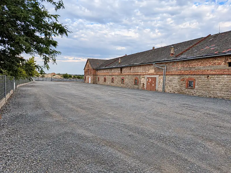 Pronájem komerčního pozemku 1000 m², Jesenice – náhled fotky 1