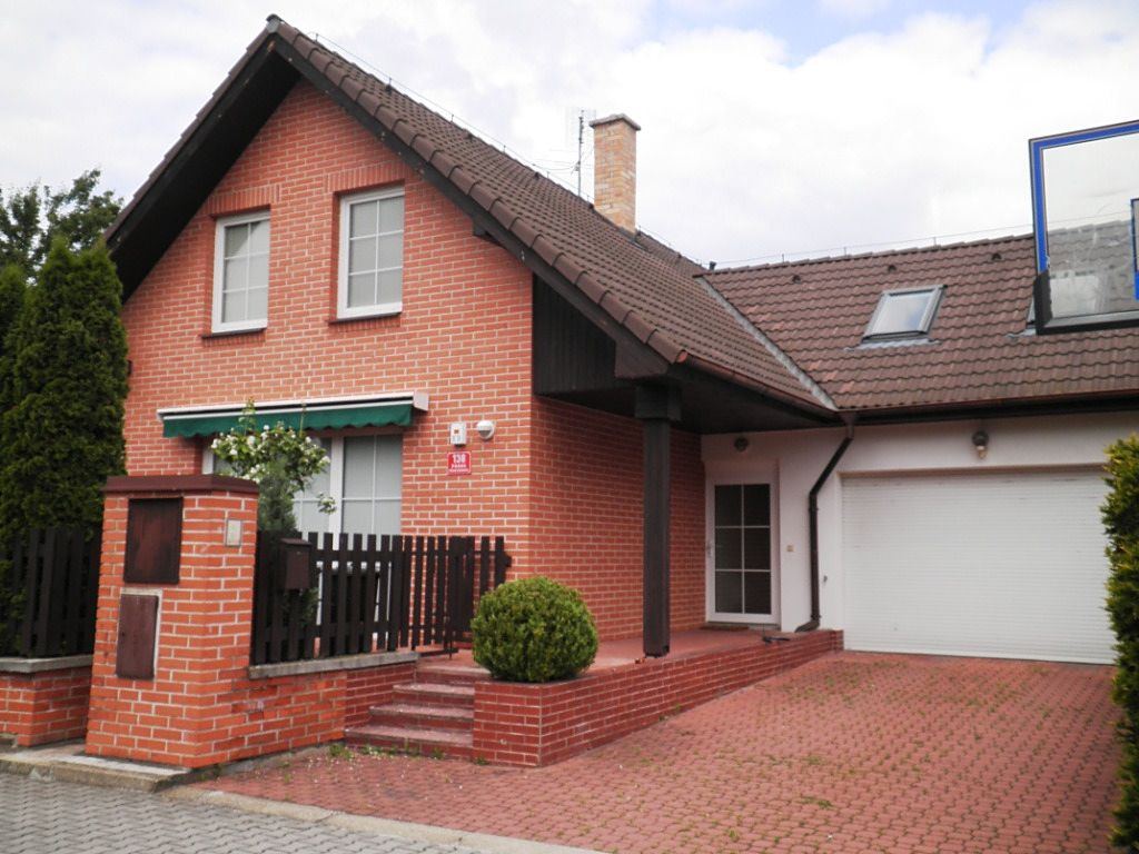 Pronájem rodinného domu 250 m², pozemek 383 m²