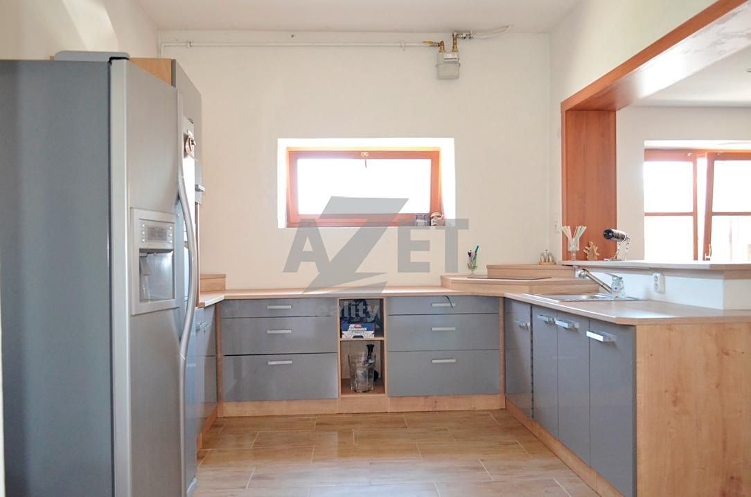 Prodej rodinného domu 350 m², pozemek 577 m² – fotografie 2