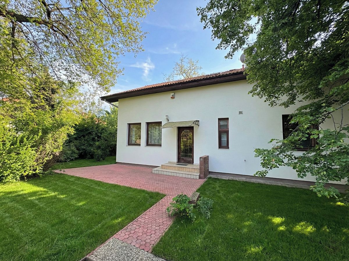 Prodej rodinného domu 242 m², pozemek 121 m²