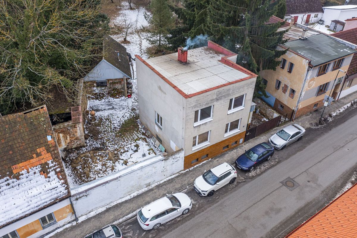 Prodej rodinného domu 230 m², pozemek 1636 m²