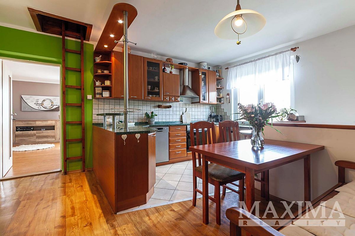 Prodej rodinného domu 240 m², pozemek 760 m² – fotografie 5