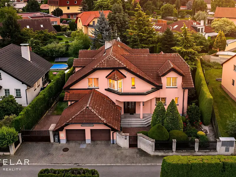 Prodej rodinného domu 512 m², pozemek 973 m², Jesenice – náhled fotky 1