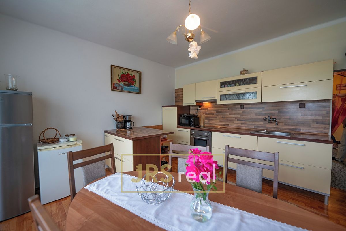 Prodej rodinného domu 185 m², pozemek 872 m² – fotografie 3