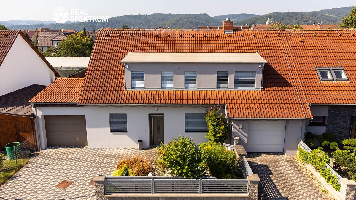 Prodej rodinného domu 279 m², pozemek 520 m² – fotografie 2
