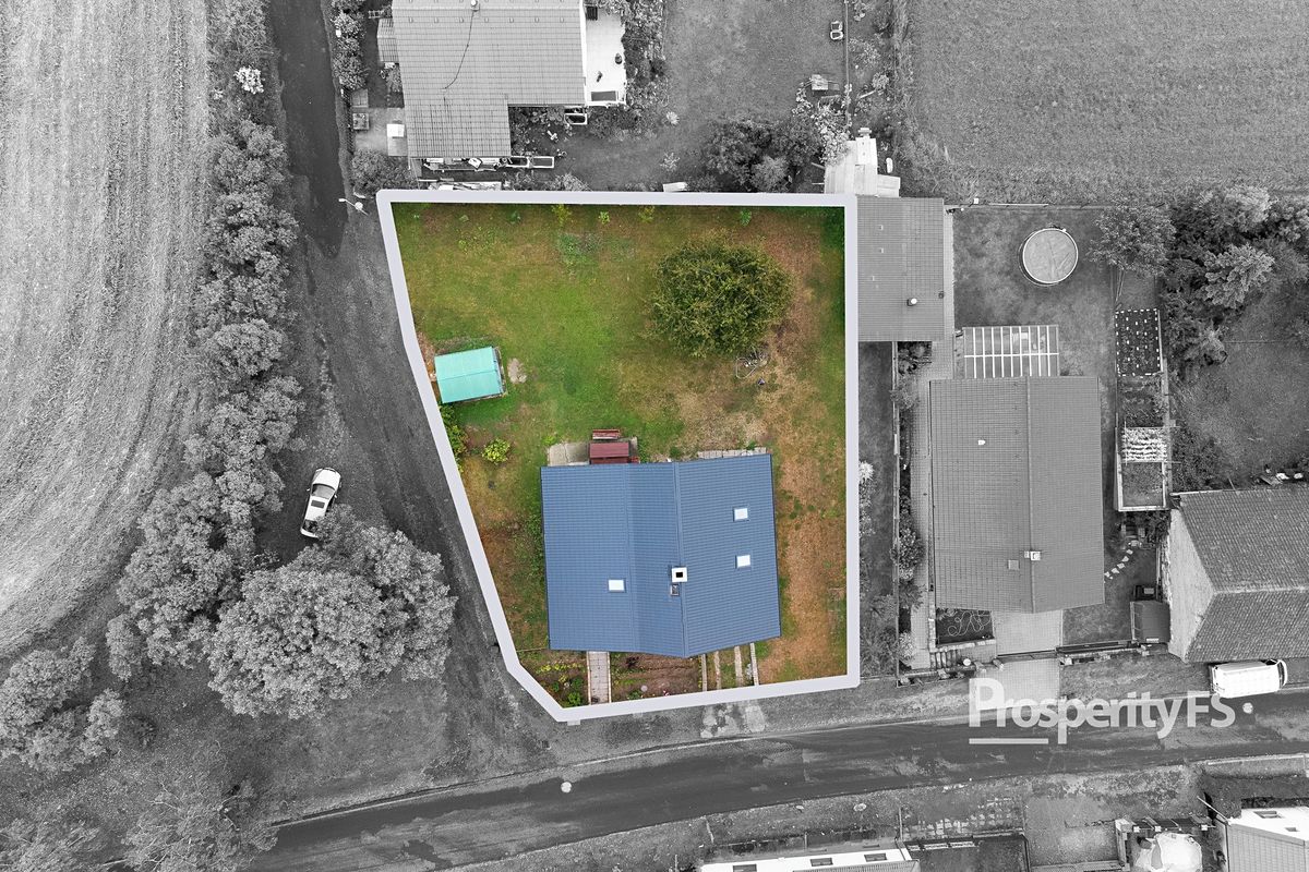 Prodej rodinného domu 256 m², pozemek 919 m² – fotografie 2