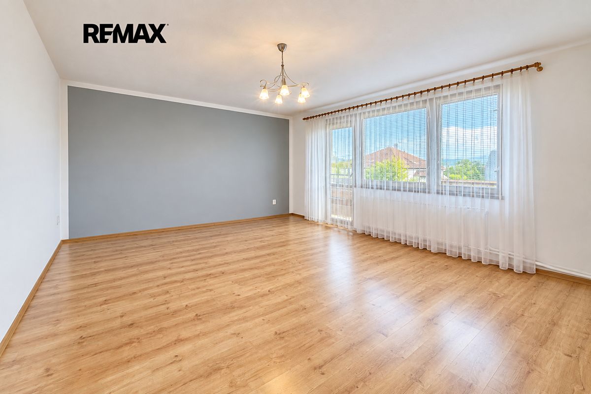Prodej rodinného domu 250 m², pozemek 833 m² – fotografie 2