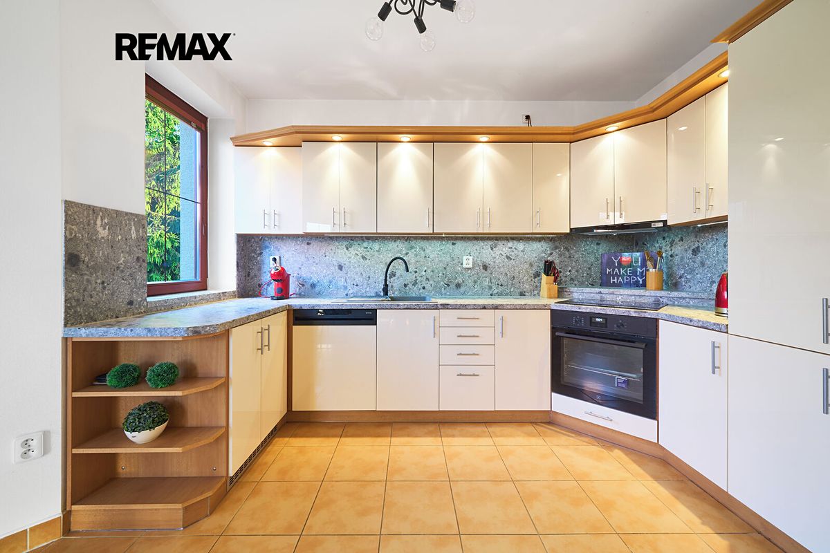 Prodej rodinného domu 210 m², pozemek 1003 m² – fotografie 2