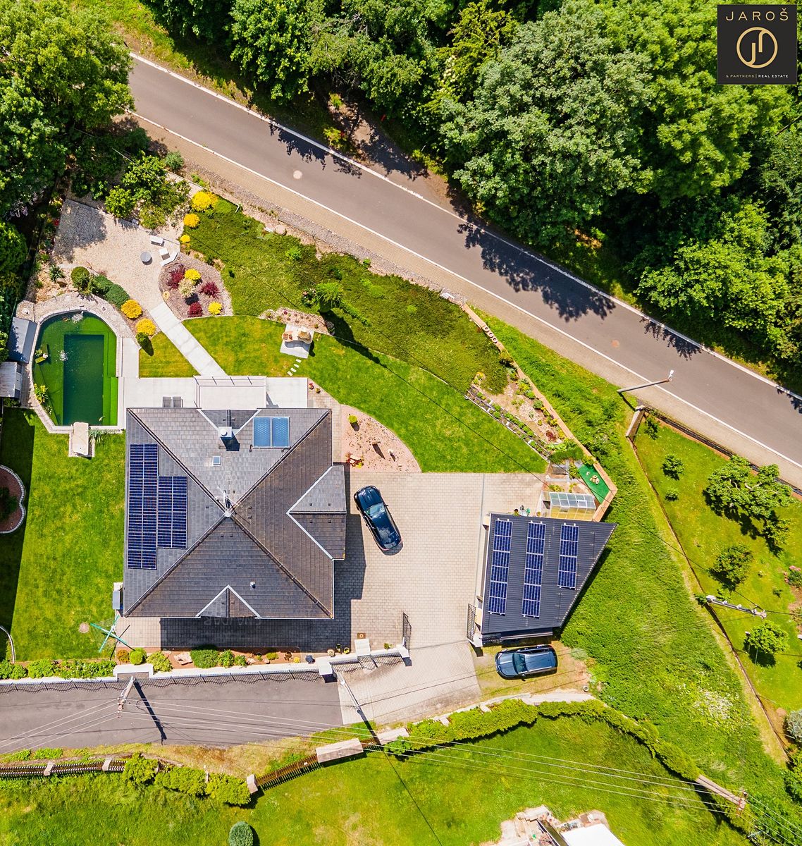Prodej rodinného domu 315 m², pozemek 1433 m² – fotografie 2