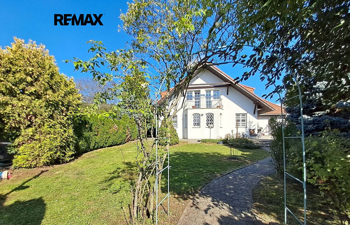 Prodej rodinného domu 234 m², pozemek 901 m² – fotografie 2