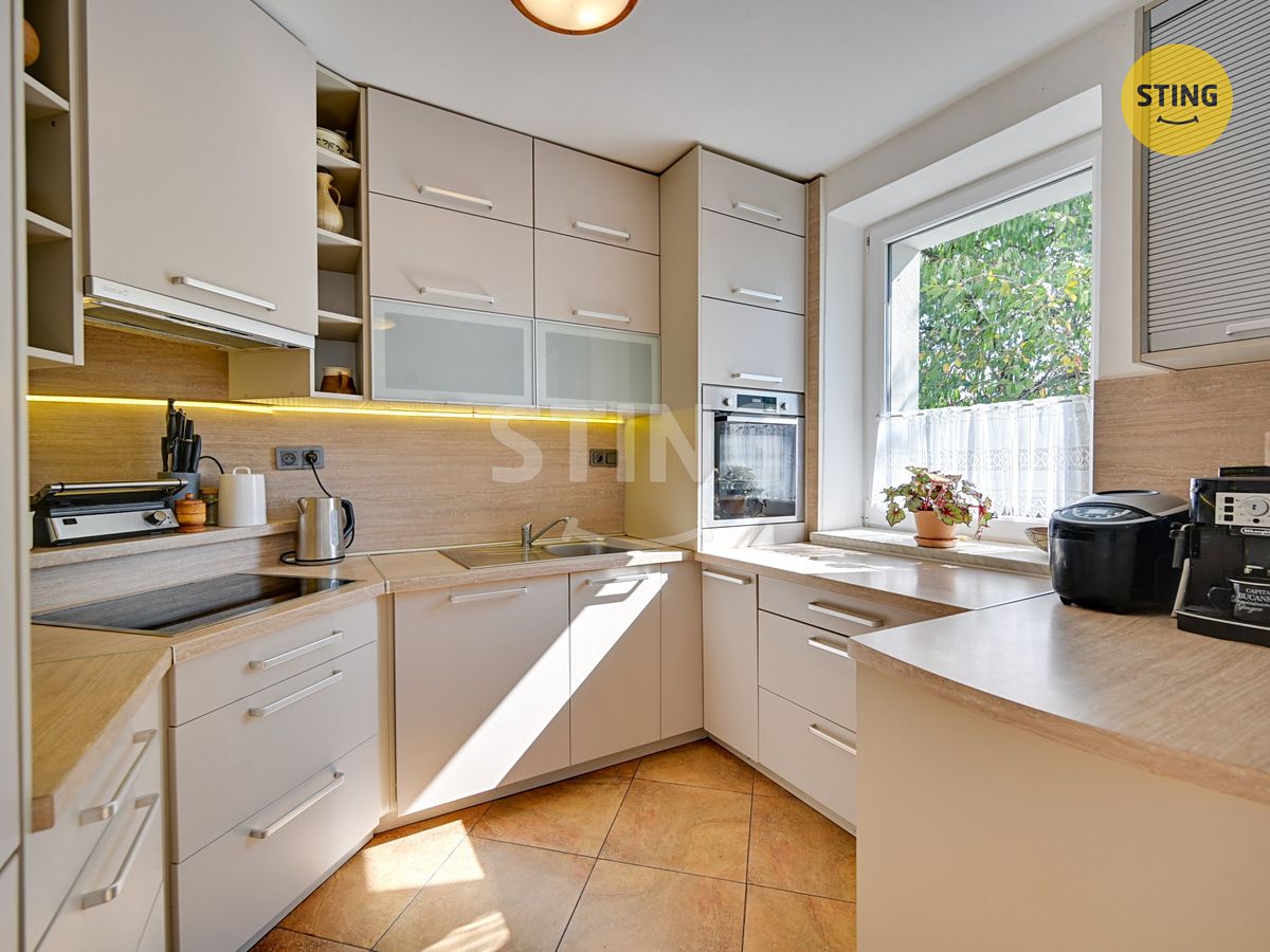 Prodej rodinného domu 250 m², pozemek 933 m² – fotografie 2