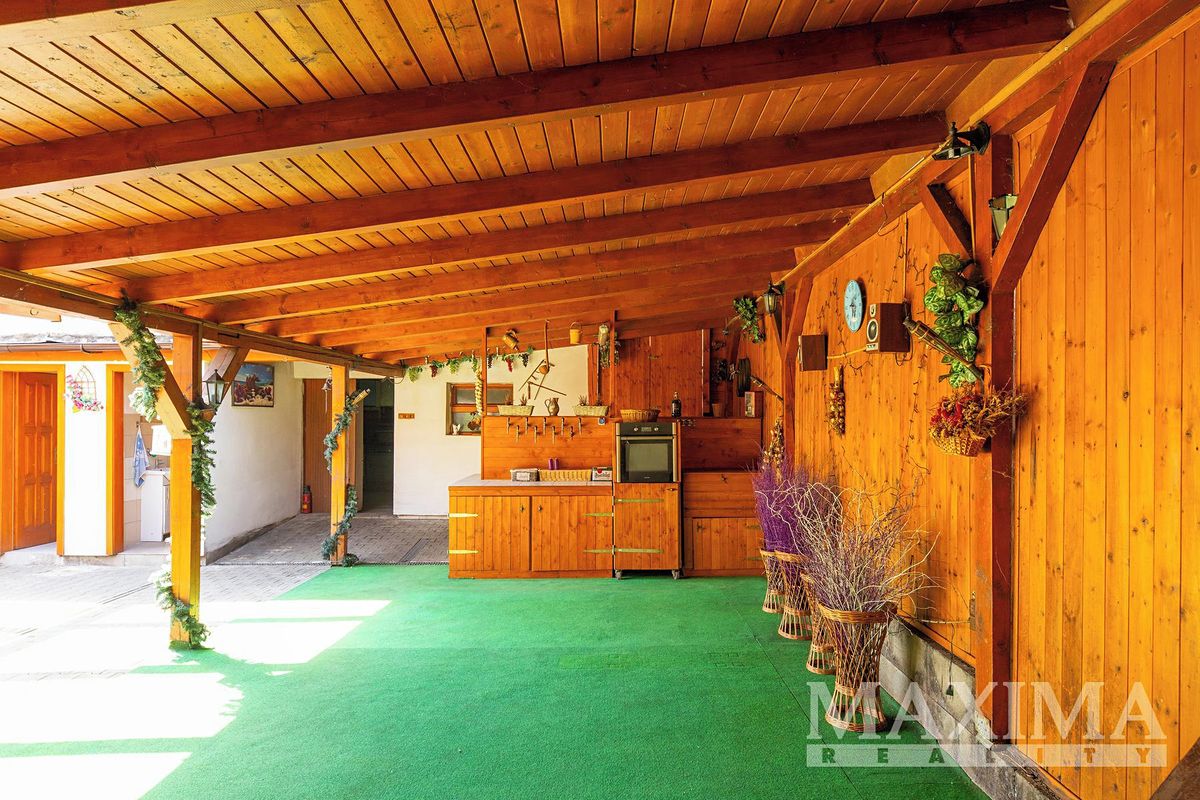 Prodej rodinného domu 277 m², pozemek 913 m² – fotografie 5