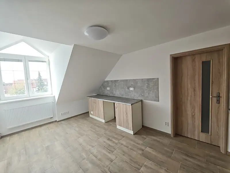 Pronájem bytu 3+1 88 m², Pardubice – náhled fotky 3