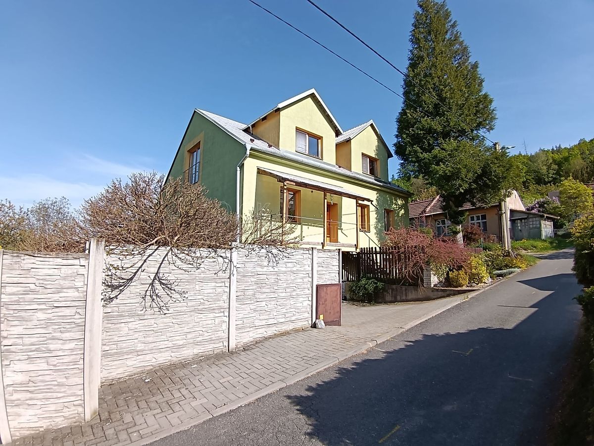 Prodej rodinného domu 200 m², pozemek 884 m²