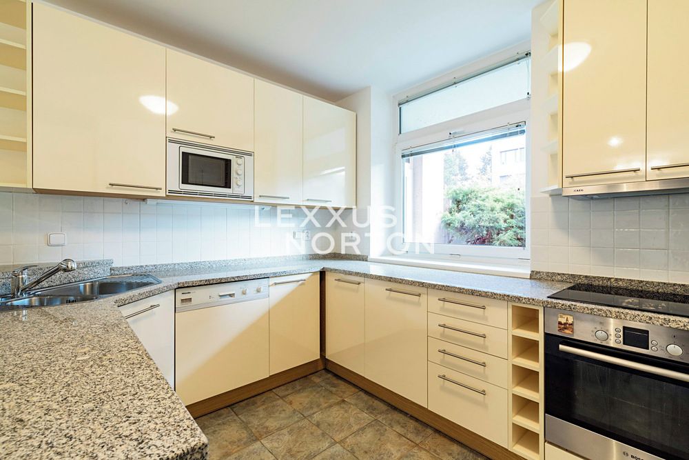 Pronájem rodinného domu 400 m², pozemek 300 m² – fotografie 3