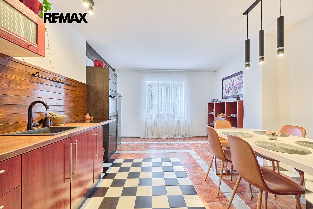 Prodej rodinného domu 168 m², pozemek 760 m² – fotografie 2