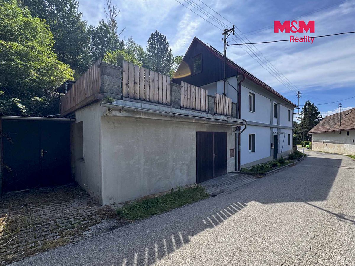 Prodej rodinného domu 226 m², pozemek 1039 m² – fotografie 2