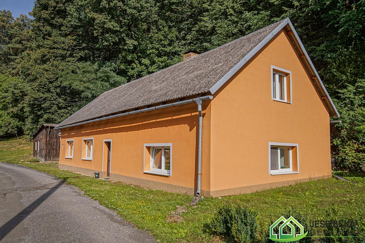 Prodej rodinného domu 240 m², pozemek 698 m²