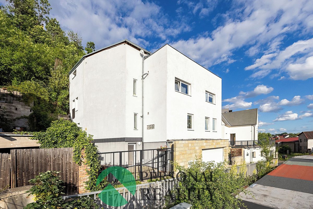 Prodej rodinného domu 306 m², pozemek 343 m² – fotografie 3