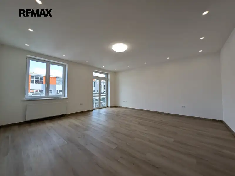 Pronájem bytu 1+kk 55 m², Praha – náhled fotky 3