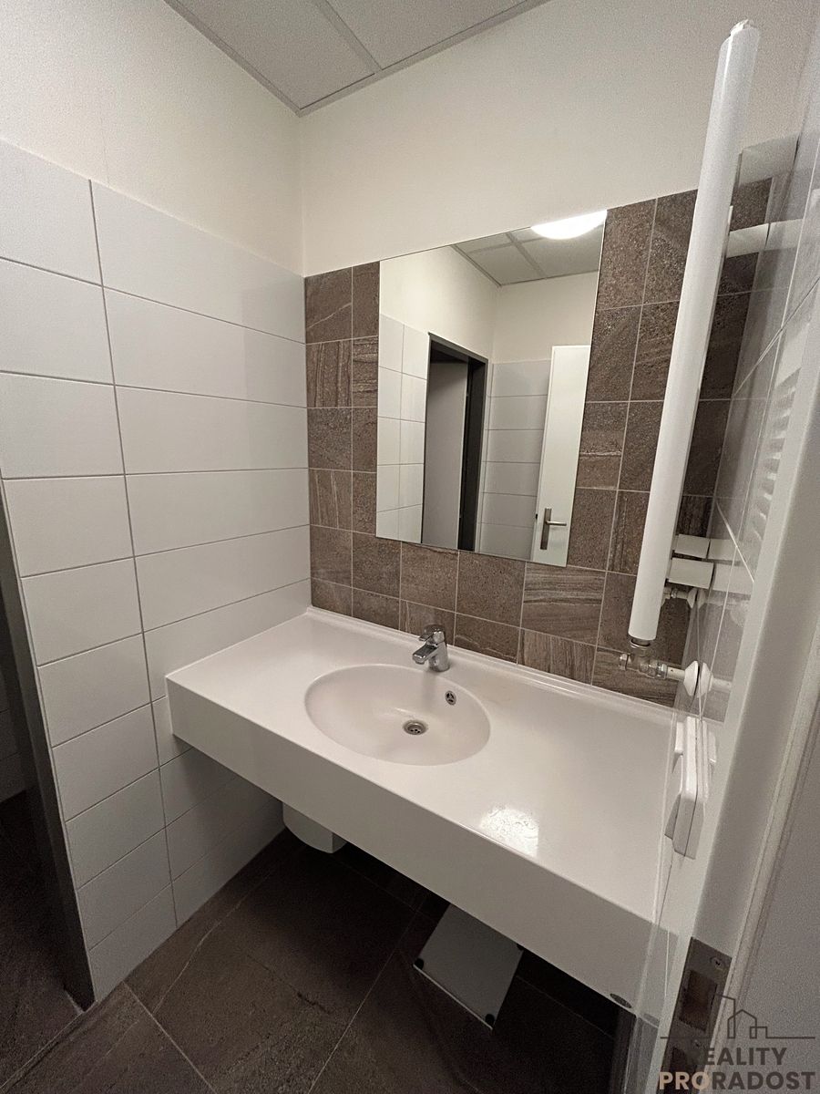 Pronájem kanceláře 104 m² – fotografie 3