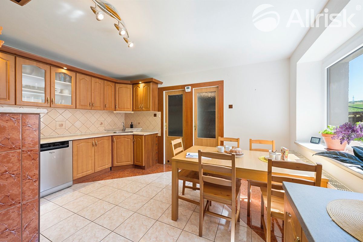 Prodej rodinného domu 356 m², pozemek 487 m² – fotografie 3