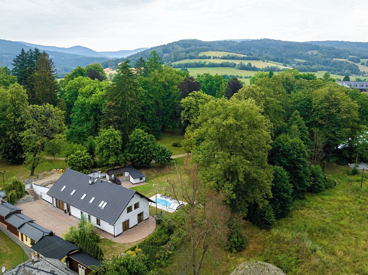 Prodej vily 350 m², pozemek 1688 m² – fotografie 4