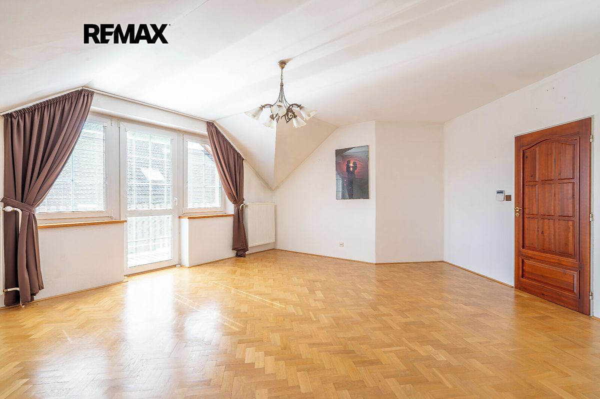 Prodej rodinného domu 290 m², pozemek 593 m² – fotografie 2