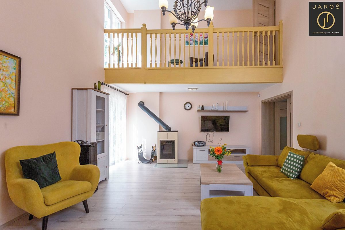 Prodej rodinného domu 350 m², pozemek 1037 m² – fotografie 2