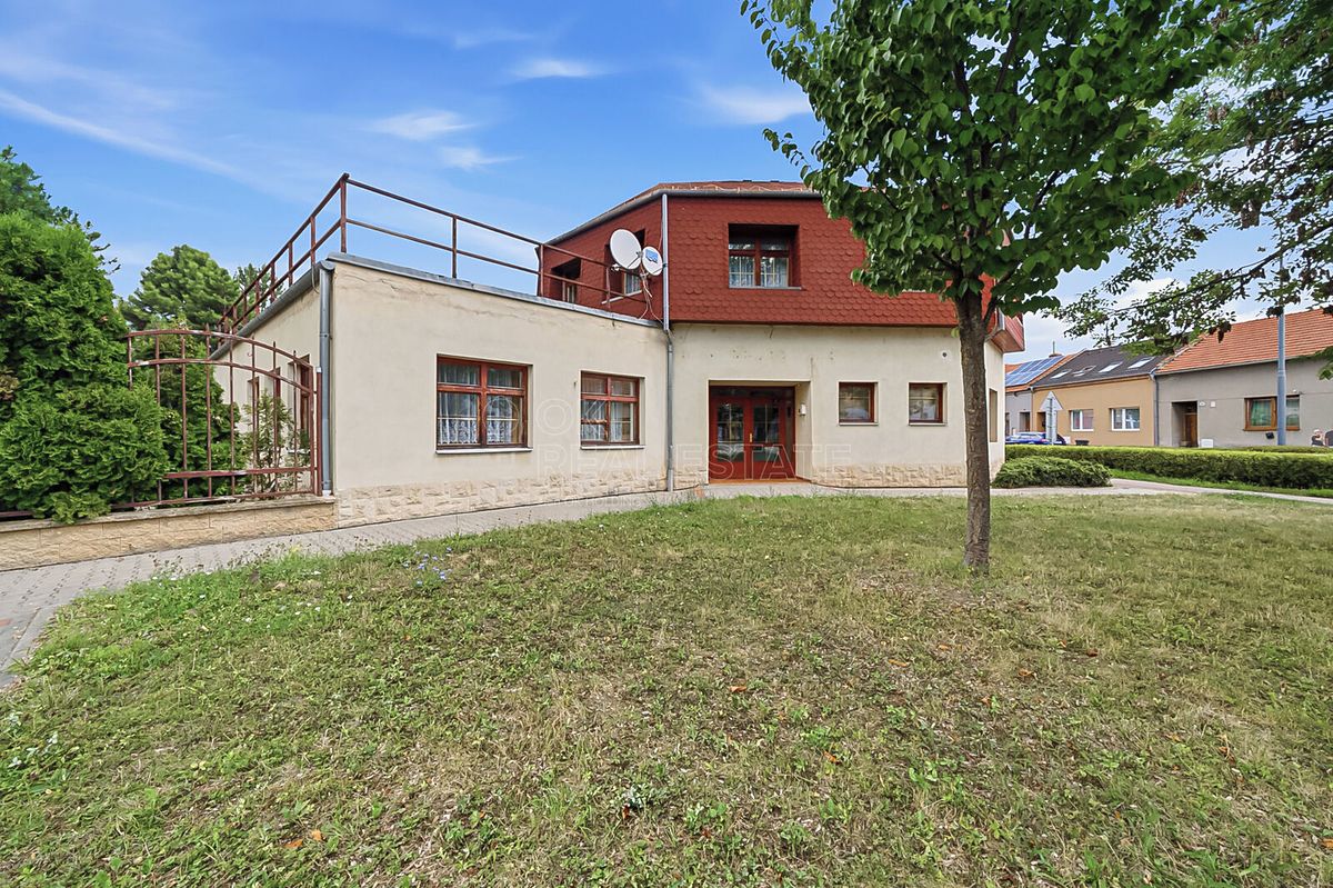 Prodej rodinného domu 630 m², pozemek 574 m² – fotografie 2