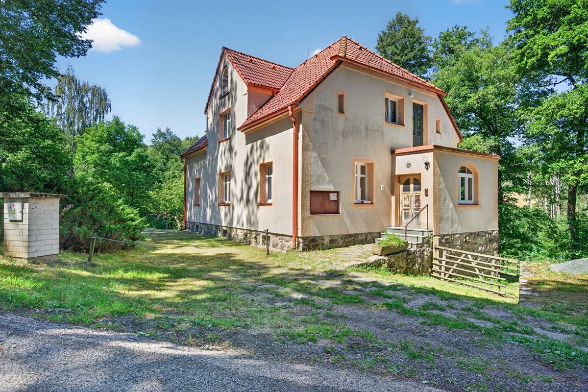 Prodej rodinného domu 339 m², pozemek 9216 m²