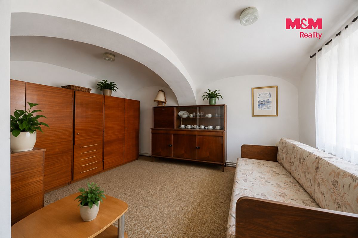 Prodej rodinného domu 213 m², pozemek 443 m² – fotografie 2