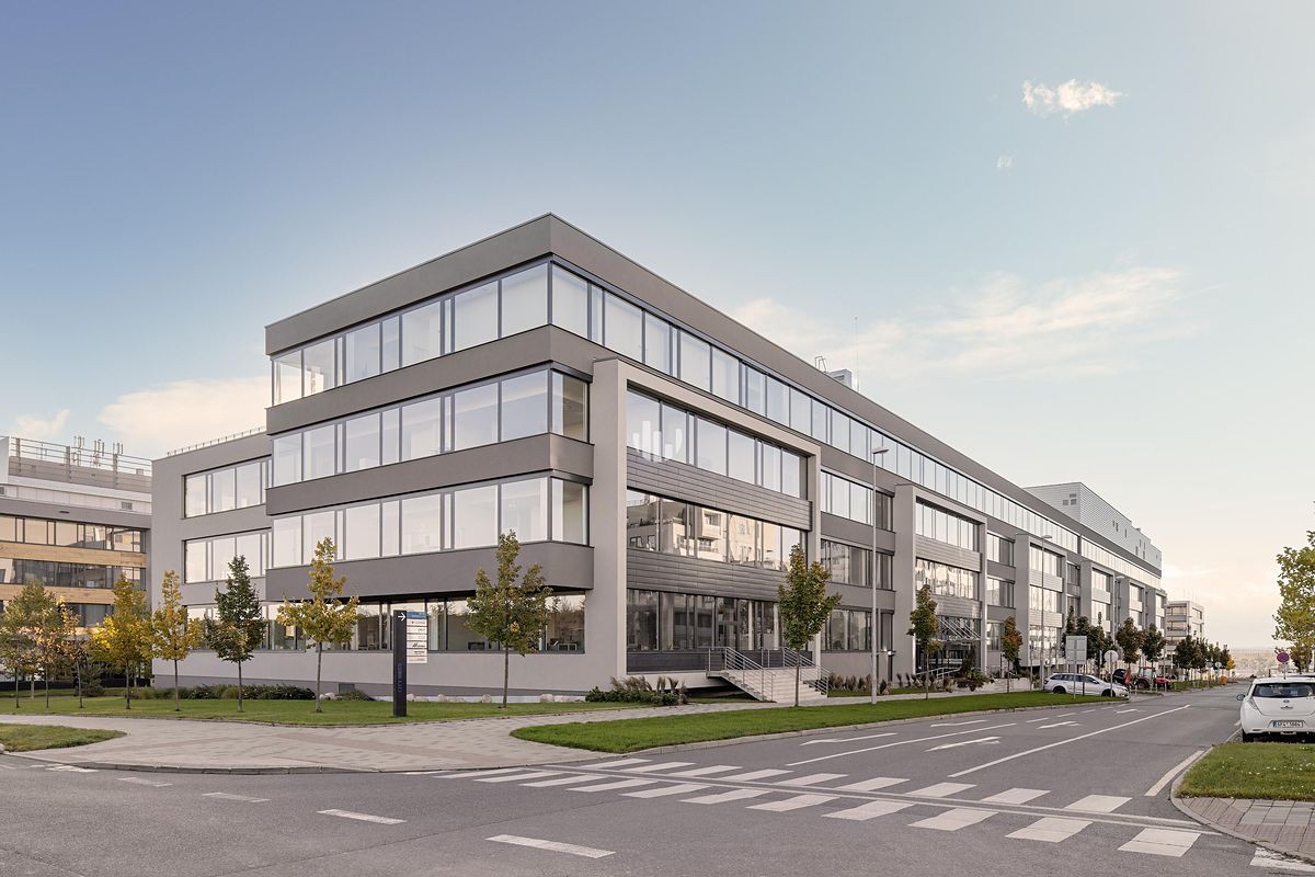 Pronájem kanceláře 2427 m²