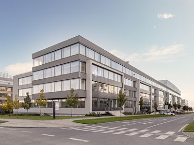 Pronájem kanceláře 2427 m²