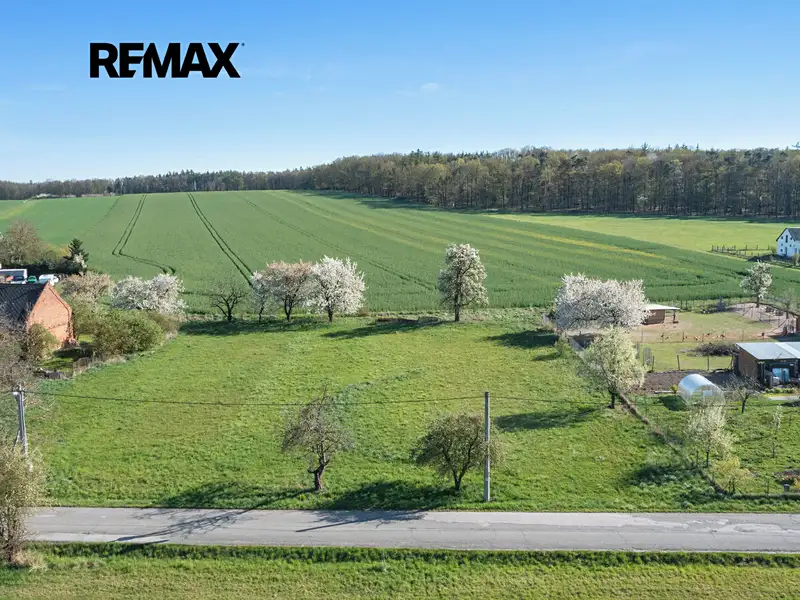 Prodej stavebního pozemku 863 m², Mžany – náhled fotky 1