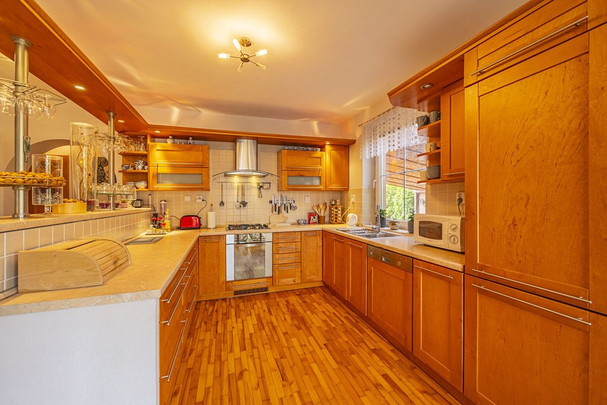 Prodej rodinného domu 294 m², pozemek 655 m² – fotografie 3