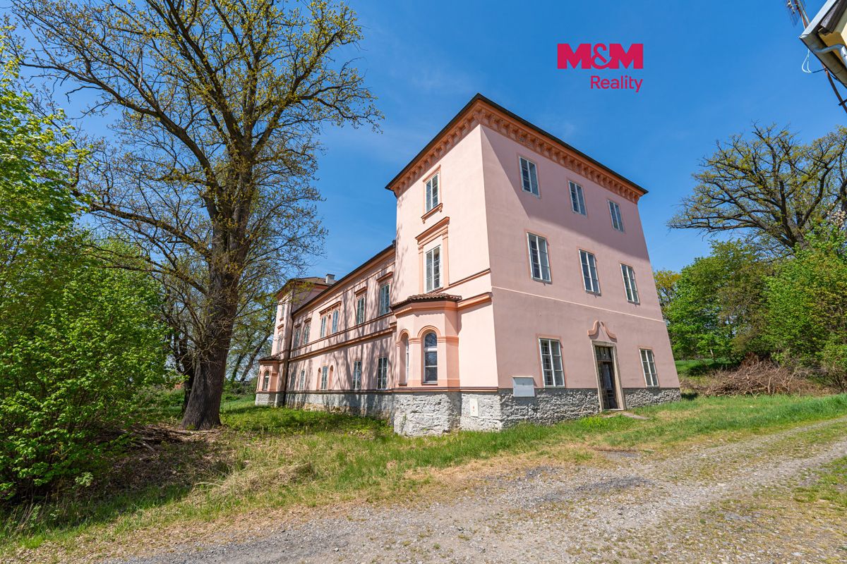 Prodej rodinného domu 963 m², pozemek 4672 m²