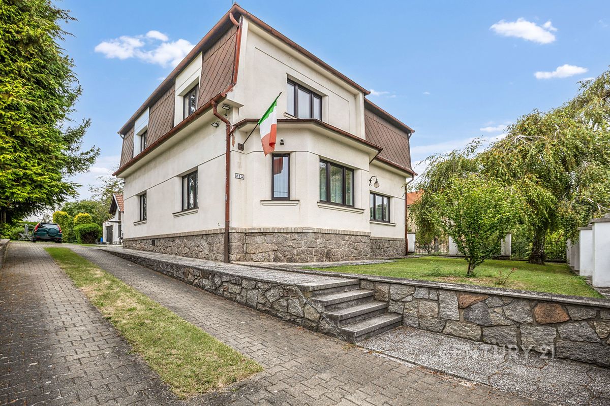 Prodej rodinného domu 215 m², pozemek 1960 m²