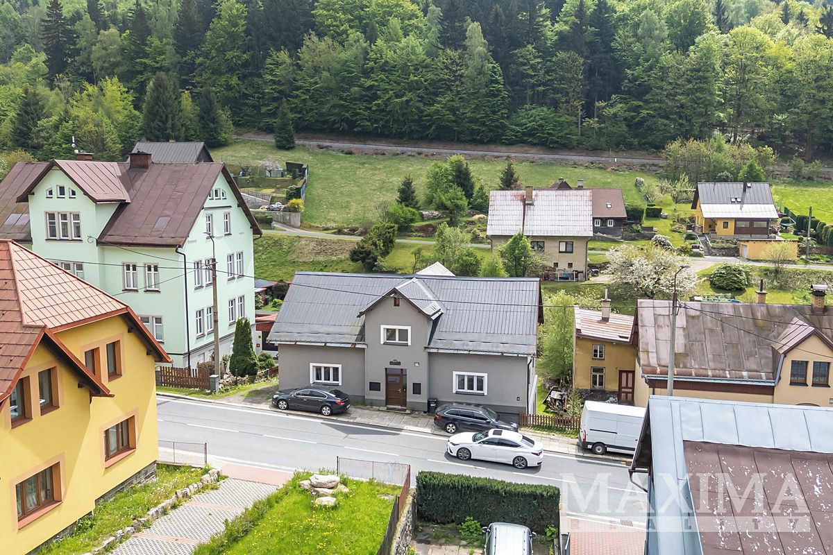 Prodej rodinného domu 300 m², pozemek 682 m² – fotografie 2